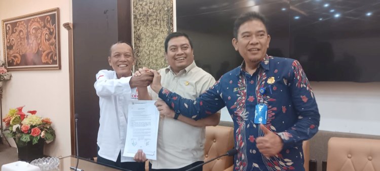 Anggota DPRD Jatim Puguh Wiji Pamungkas saat menerima aspirasi buruh/ist