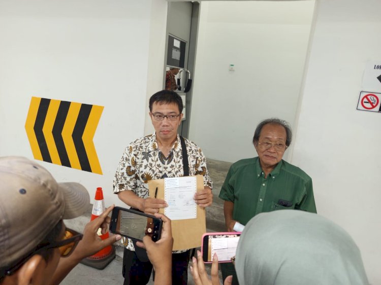 Tan Yudianto Hartanu (baju batik putih) didampingi pamannya, Mulyanto seusai mengadu ke kantor OJK Regional 4 Jatim, Senin (23/9) siang/Ist