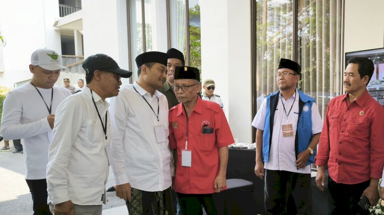 Cabup nomor urut 2, Gus Ali Makki bersama sejumlah kader parpol di Banyuwangi/RMOLJatim