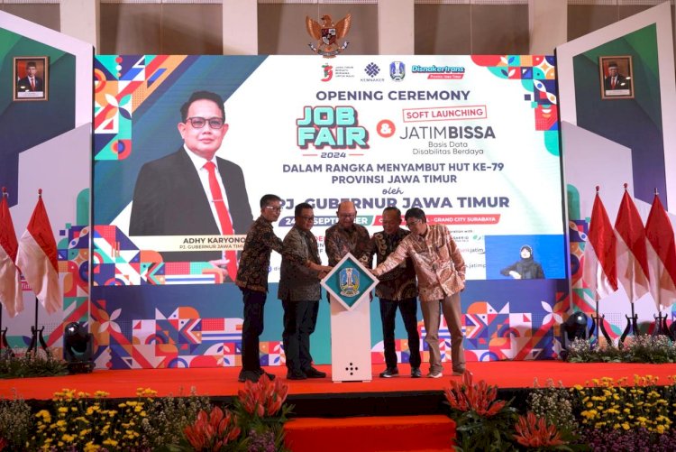 Pj Sekretaris Daerah Provinsi Jawa Timur Bobby Soemiarsono, Kadisnakertrans Prov. Jatim Sigit Priyanto, dan Direktur Utama bankjatim Busrul Iman membuka Job Fair 2024/Ist