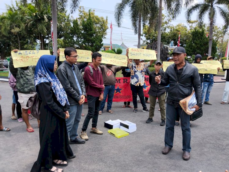 Massa FMR dan Ratu Adil saat mendatangi Kejari Kabupaten Blitar/RMOLJatim