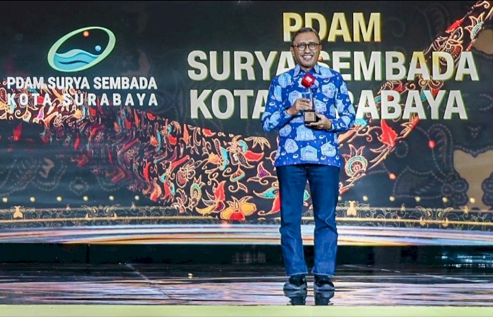 Arief Wisnu Cahyono menerima penghargaan/ist