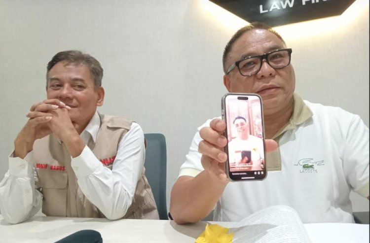  Ketua Tim pemenangan bonus Sukriyanto menunjukkan video akun tiktok milik @budisantosa3227/RMOLJatim
