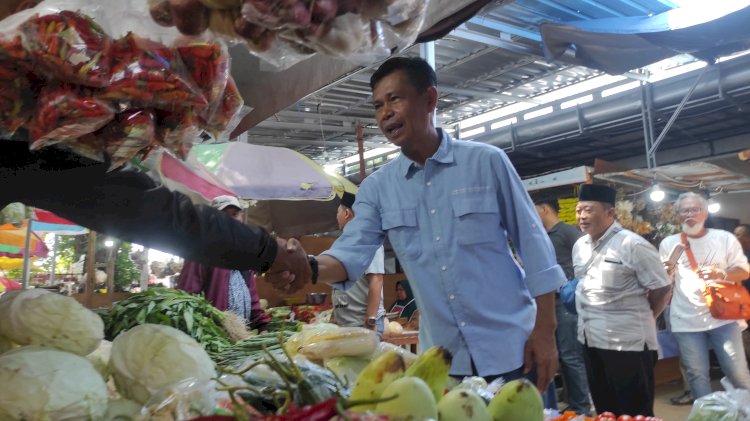 Calon Wabup Banyuwangi nomor urut 2, Ali Ruchi berbelanja di tempat relokasi Pasar Banyuwangi/ist