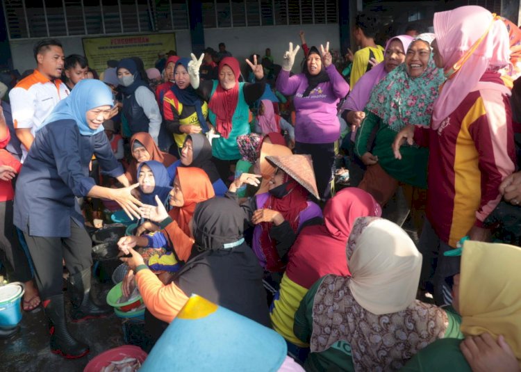 Calon Gubernur Jawa Timur Nomor Urut dua Khofifah Indar Parawansa disambut heboh nelayan dan pekerja bongkar muat kapal dan pemilah ikan di TPI Brondong Lamongan Kamis (26/9)/Ist