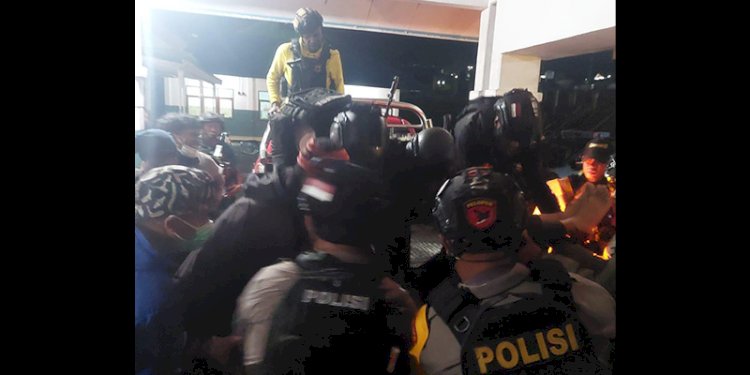 Jenazah Briptu Kiki Supriyadi saat dievakuasi oleh tim gabungan/Istimewa