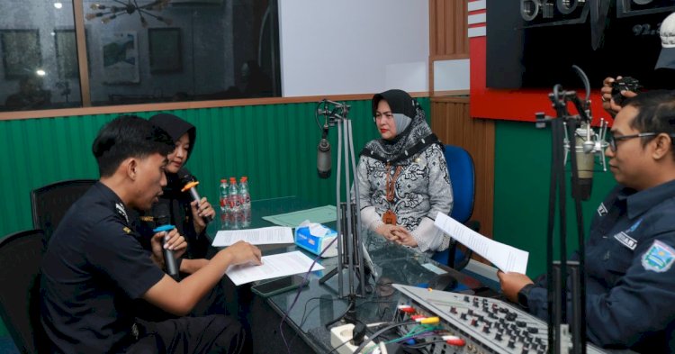 Diskominfo dan Bea Cukai Probolinggo saat podcast di Bromo FM terkait sosialisasi gempur rokok ilegal/Ist