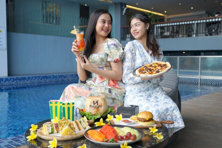 Teks foto: Masyarakat menikmati pizza buntut bakar dan tropical Darmo mixo/ist