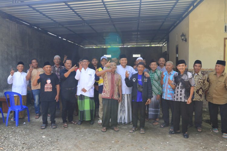 Cabup Banyuwangi nomor urut 2 Gus Ali Makki menyapa warga Desa Kajarharjo, Kalibaru/ist