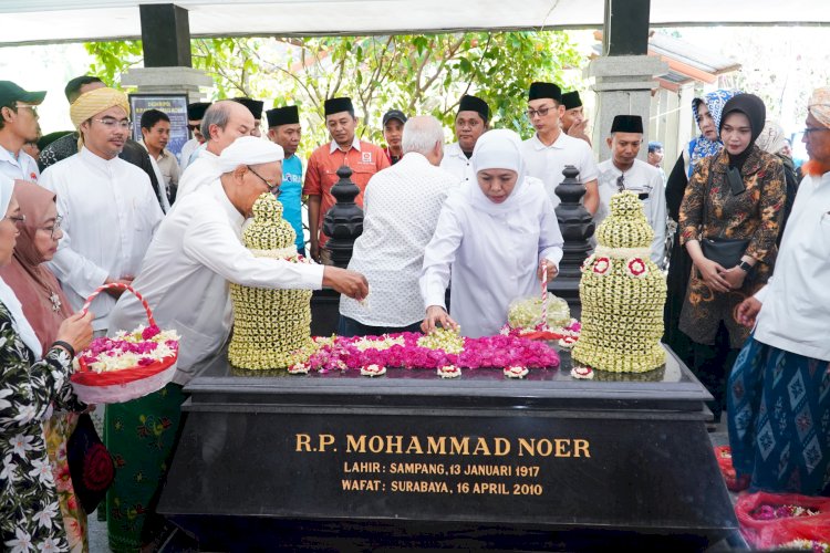 Khofifah Indar Parawansa saat ziarah makam M Noer di Sampang/Ist