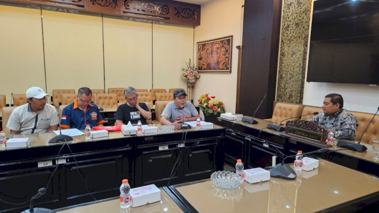 Dialog pengemudi ojek online yang tergabung dalam Koalisi Pasukan Online Surabaya Raya (KopaSOS Raya) mendatangi Kantor DPRD Provinsi Jawa Timur 