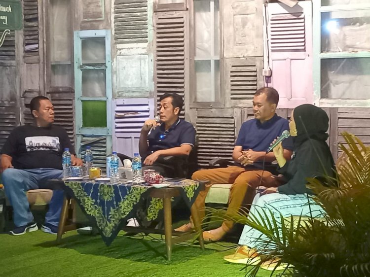 Acara pasangan Bonus berdialog dengan PKL dan Buruh di cafe Stasiyun Kawak/RMOLJatim