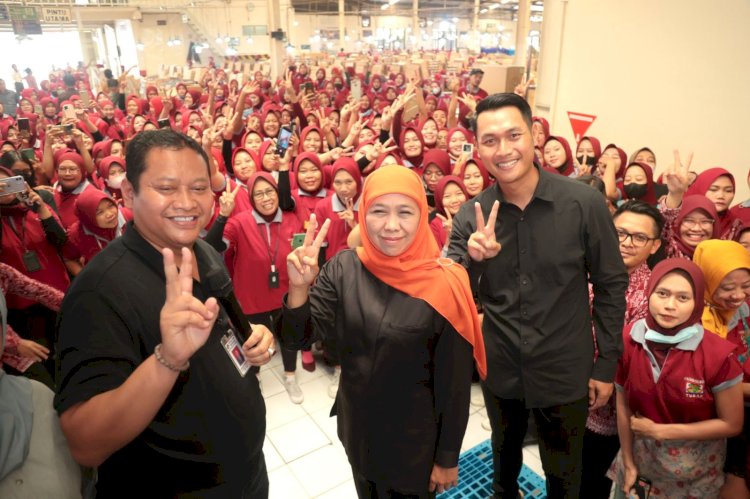 Khofifah Indar Parawansa bersama ribuan pekerja di Tuban/Ist