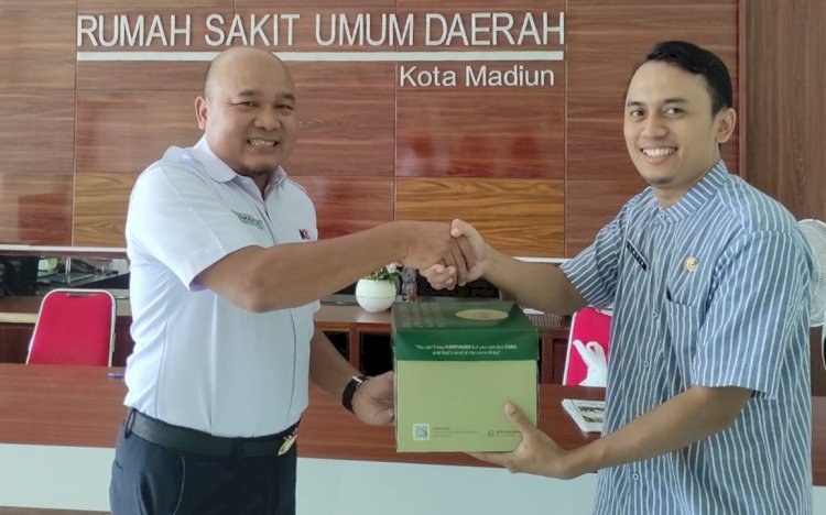 PT KAI Daop 7 Madiun saat membagikan kue tart 79 pcs ke RSUD Kota Madiun/RMOLJatim