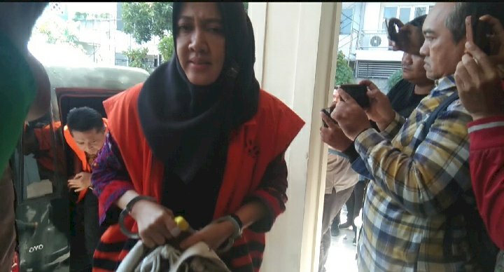 Siska Wati dan Ari Suryono saat keluar dari mobil tahanan/RMOLJatim