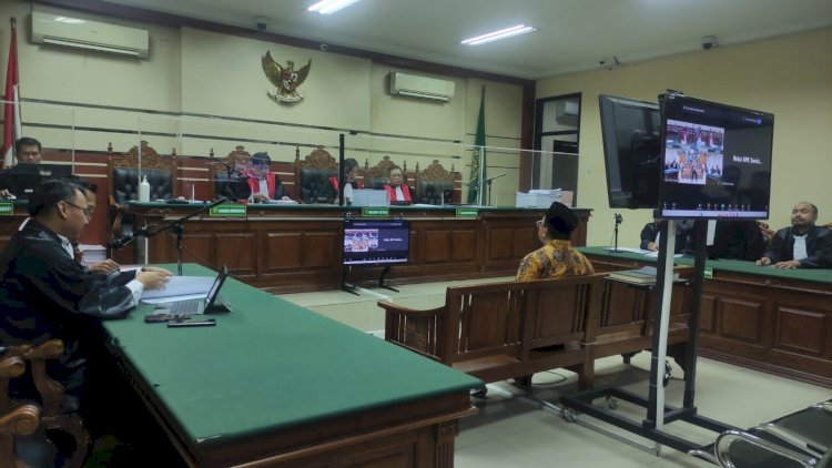 Teks foto: Gus Muhdlor saat sidang di Pengadilan Tipikor Surabaya/RMOLJatim