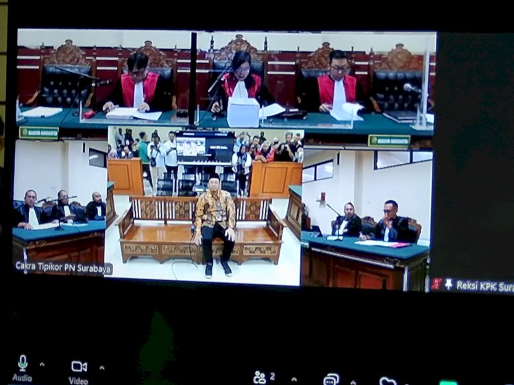 Teks foto: Gus Muhdlor sidang di Pengadilan Tipikor Surabaya/RMOLJatim