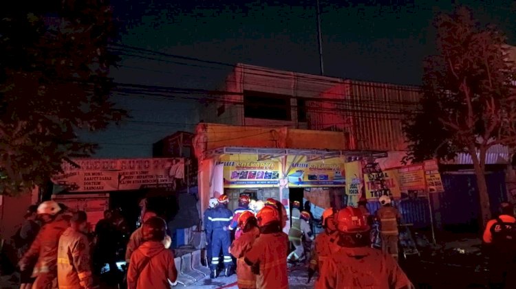 Kebakaran tempat usaha jok mobil di Surabaya 