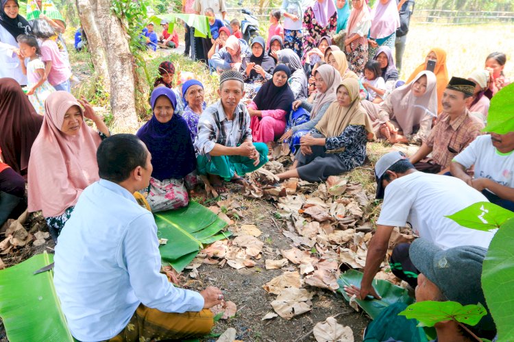 Cabup Banyuwangi nomor urut 2, Ali Makki Zaini bersama warga dan petani di Labanasem, Kabat/ist