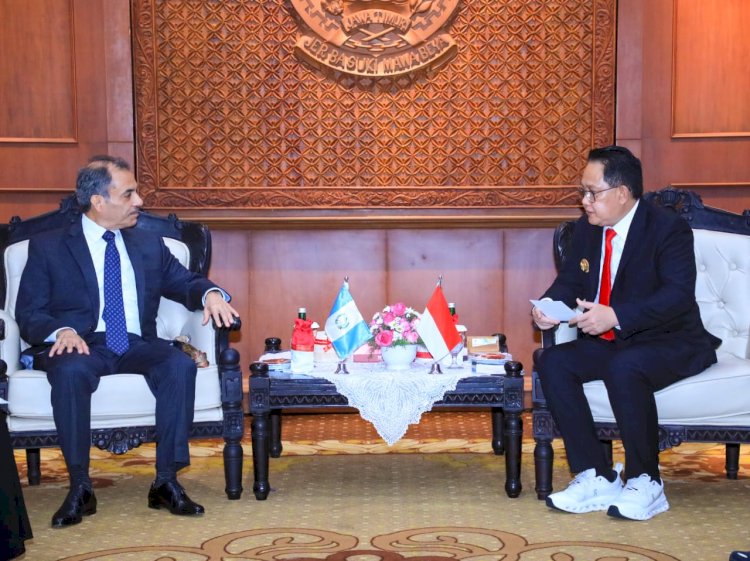 PJ Gubernur Jatim Adhy Karyono bersama dubes Guatemala 
