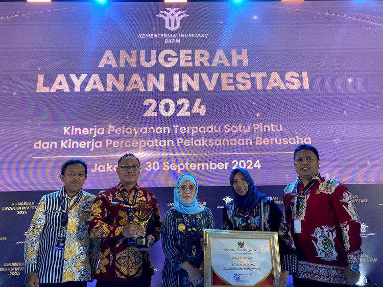 Teks foto: Pemkot Surabaya berhasil meraih penghargaan sebagai Kota Predikat Terbaik Pertama, kategori Pemberian Layanan Investasi Terbaik dalam ALI 2024, di Grand Ballroom Hotel Mulia Senayan, Jakarta/ist