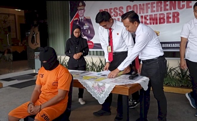 Tersangka HS saat press konference di Mapolres Jember/RMOLJatim
