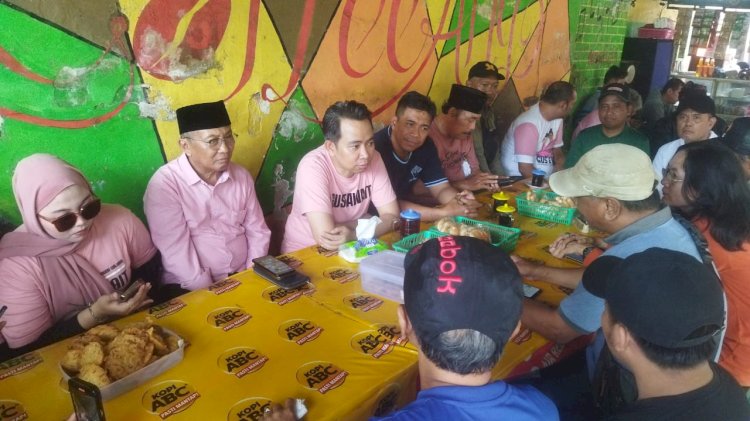 Dialog Calon Bupati Jember Gus Fawait bersama tim saat ditemui pedagang pasar tradisional/Ist