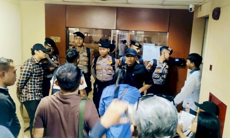 Sejumlah aparat siaga di lantai empat, Gedung Dewan Pers, Jakarta Pusat, menyusul ketegangan situasi karena Hendry CH Bangun tidak mematuhi Dewan Pers yang menginstruksikan pengosongan kantor per 1 Oktober 2024/dok.pwi