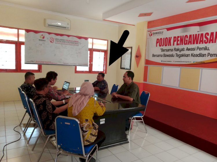 Lurah Demangan Sutarno (pojok kiri) saat diperiksa di Bawaslu Kota Madiun/RMOLJatim