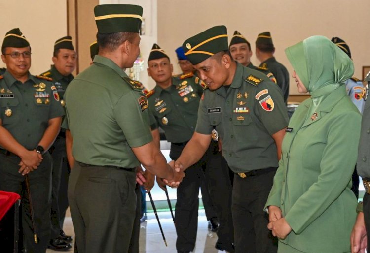 Teks foto: Kasdam V/Brawijaya memberin ucapan selamat kepada perwira Kodam Brawijaya yang naik pangkat/RMOLJatim