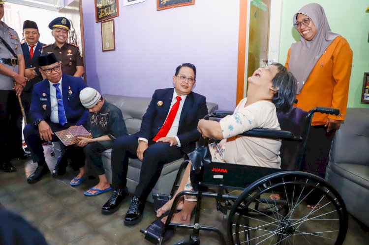 Pj Gubernur Jatim Adhy Karyono menyapa penyandang disabilitas/Ist