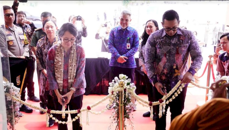  Pj Wali Kota Mojokerto Moh. Ali Kuncoro saat mendampingi Dirjen Kesehatan Masyarakat Kemenkes RI, dr. Maria Endang Sumiwi, MPH saat meresmikan Gedung Lab. BSL 2 /ist