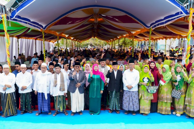 Khofifah Indar Parawansa bersama para kiai dan ibu nyai di Pondok Pesantren Al Anwar Modung Bangkalan/Ist