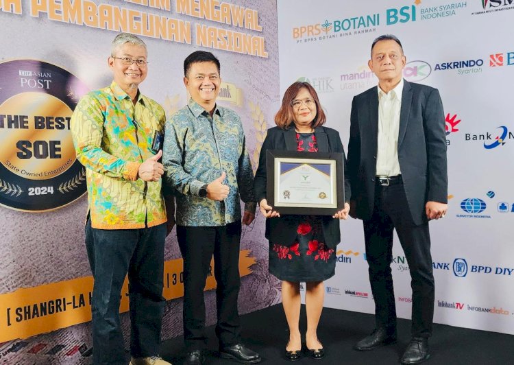 Direktur Utama Yodya Karya Ir. Colbert Thomas Pangaribuan didampingi Komisaris Didi Apriadi dan Direktur Delta Hatmantari saat menerima anugerah terbaik versi InfoBank 2024/Ist