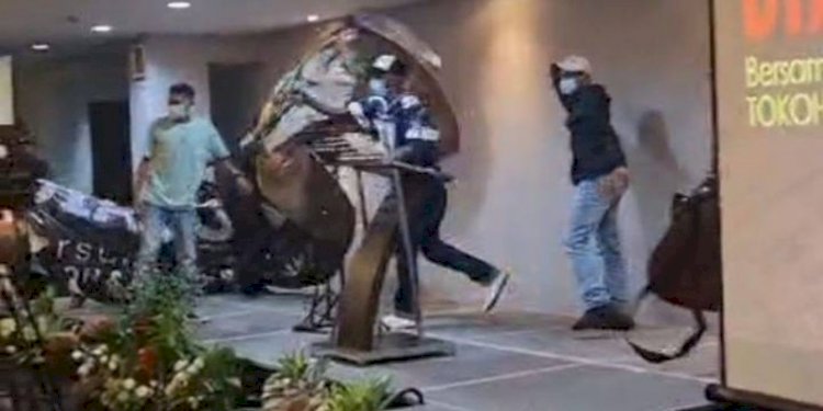 Perusuh membubarkan paksa diskusi Forum Tanah Air (FTA) di Hotel Grand Kemang, Jakarta Selatan/Repro