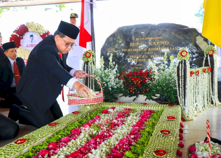 PJ Gubernur Jatim Adhy Karyono saat berziarah 
