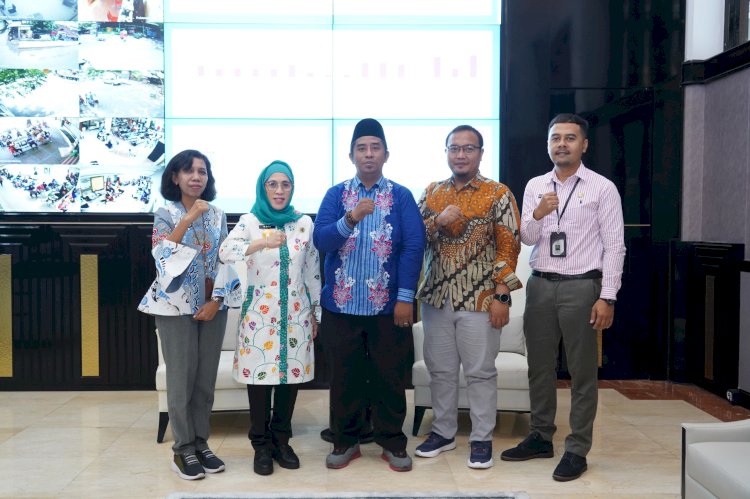 Teks foto: Pjs Wali Kota Restu bersama KPU Kota Surabaya/RMOLJatim