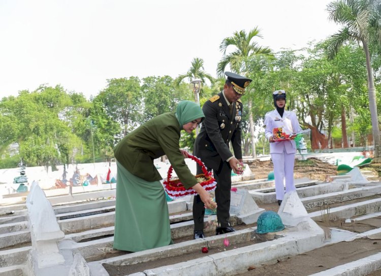 Teks foto: Kasdam Brigjen TNI Endro ziarah ke Taman Makam Pahlawan Kusuma Bangsa, Jalan Mayjen Sungkono, Surabaya/RMOLJatim