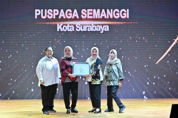 Teks foto: Puspaga Semanggi Surabaya menerima penghargaan dari KemenPPPA/ist