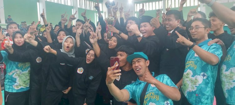 Ketua IPSI Surabaya, Bambang Haryo Soekartono (BHS) di tengah-tengah pesilat Surabaya yang berhasil menjadi juara umum Kejurprov Silat Remaja 2024 di Gelanggang Remaja Surabaya/Ist