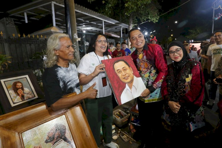 Teks foto: Eri Cahyadi Rini Indriyani menghadiri acara Carnival Bulan Keluarga yang diselenggarakan GKI Ngagel/RMOLJatim