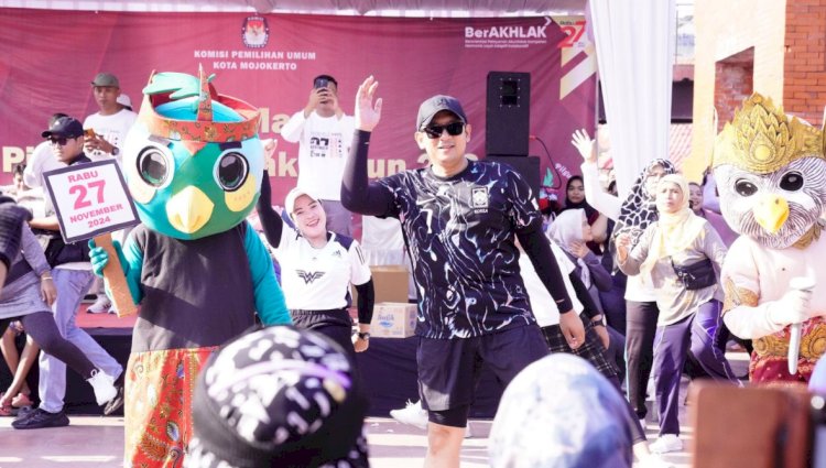 Mas Pj Moh Ali Kuncoro bersama Maskot Pilkada Si Jati, Kerto dan Kerti di Kota Mojokerto/ist