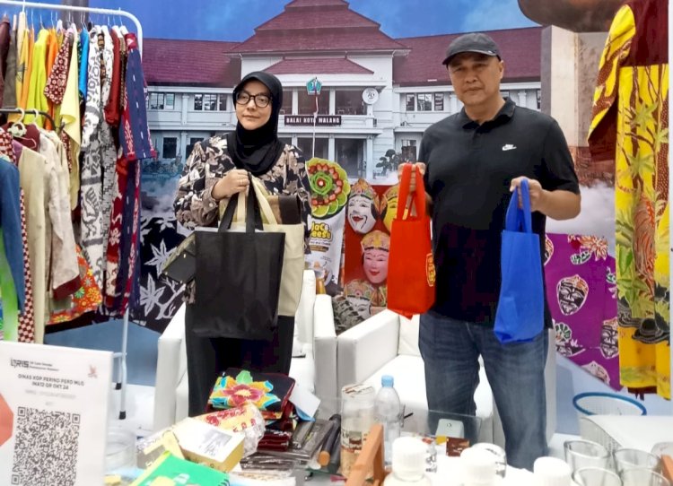 Iwan Kurniawan saat mengunjungi booth Kota Malang pada ajang Inacraft 2024/Ist