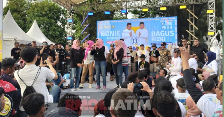 Perwakilan Srikandi saat deklarasi dukung Bonus di kampanye akbar Lapangan Rejomulyo Kota Madiun/RMOLJatim