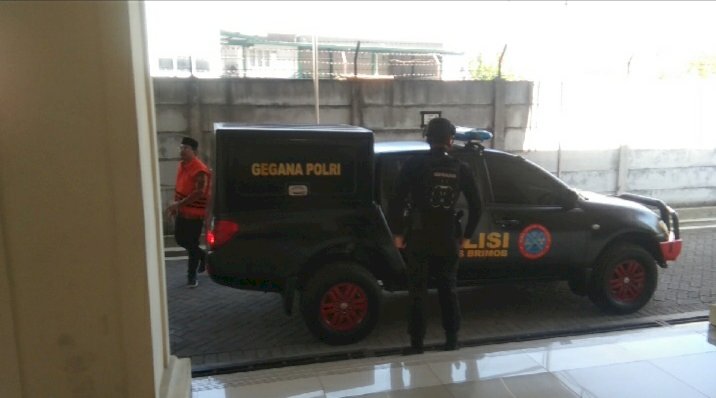 Teks foto: Gus Muhdlor keluar dari Mobil Rantis/RMOLJatim