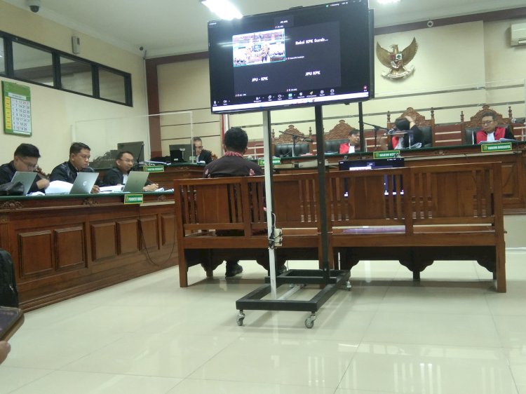Teks foto: Ari Suryono saat bersaksi di Pengadilan Tipikor Surabaya/RMOLJatim