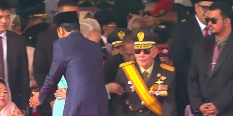 Tangkapan layar momen saat Presiden Joko Widodo tidak menyalami Try Sutrisno/Repro