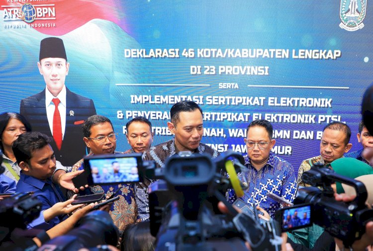 Pj Gubernur Jatim Adhy Karyono dan Menteri/Kepala ATR/BPN RI Agus Harimurti Yudhoyono di Grahadi Surabaya/Ist