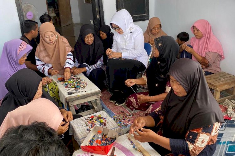 Hj Mundjidah Wahab kunjungi kampung manik manik Gudo/Ist