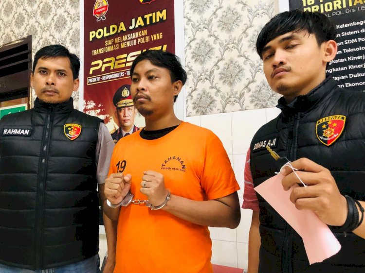 Pelaku saat diamankan di Polsek Simokerto Surabaya 